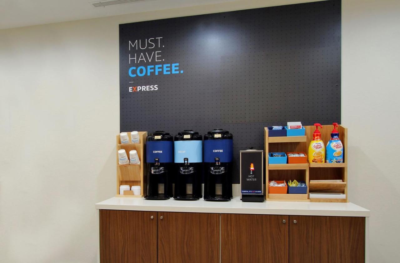 Hotel Express & - Denver Ne - By Ihg